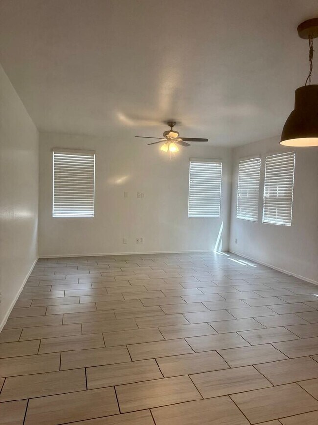 Foto del edificio - Exquisite 4 bd/2.5 bath home in Albany Village