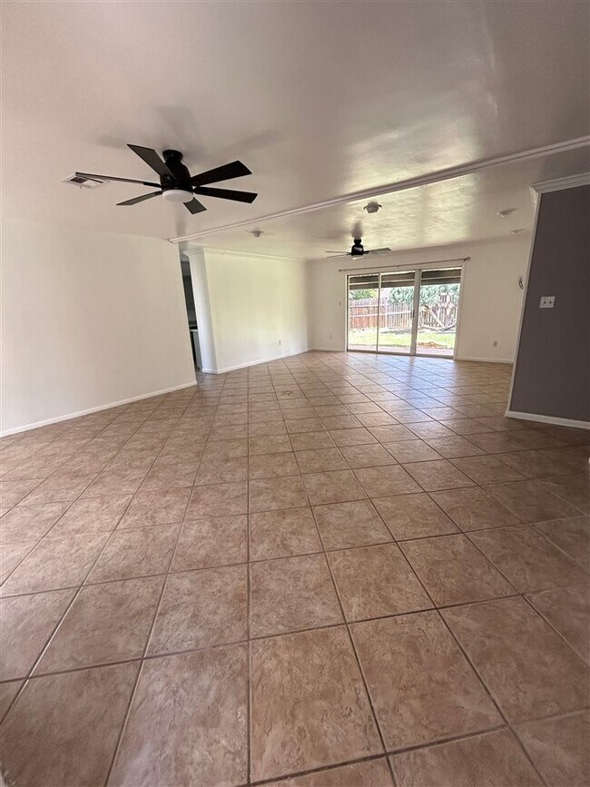 Foto del edificio - 2717 NW Central Dr