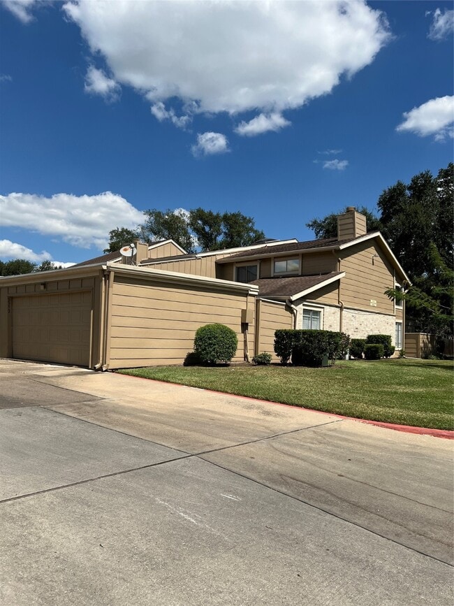 Building Photo - 2372 Woodland Park Dr