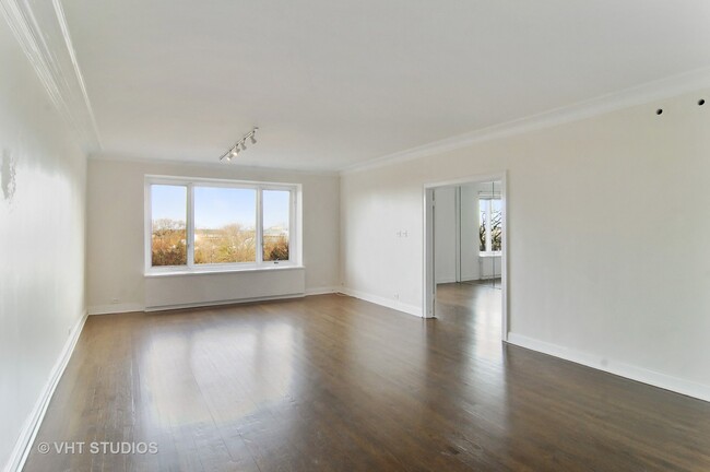 Building Photo - 2130 N Lincoln Park W