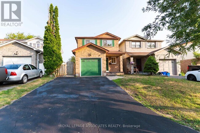 Building Photo - 1553 Norwill Crescent