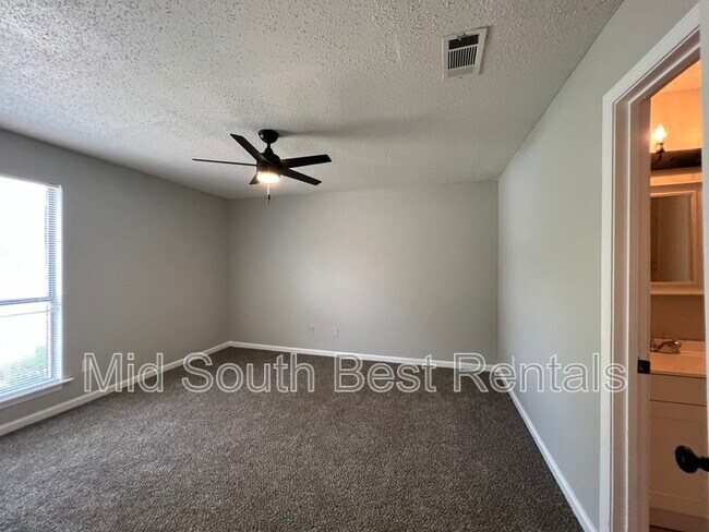 Building Photo - 4642 Pembine Dr