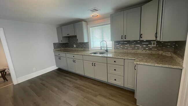 Foto del edificio - 824 Dighton Ave