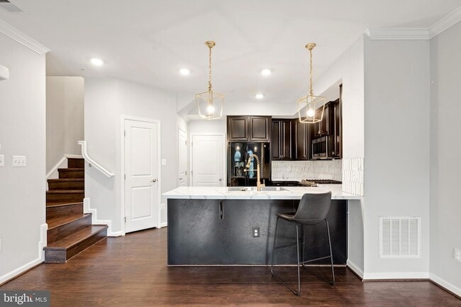 Foto del edificio - 5822 Oakdale Vlg Rd