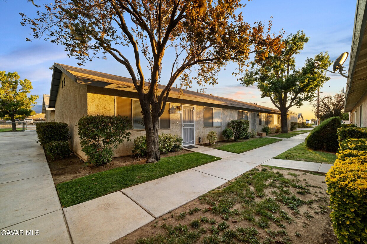 Foto principal - 2811 Desert St