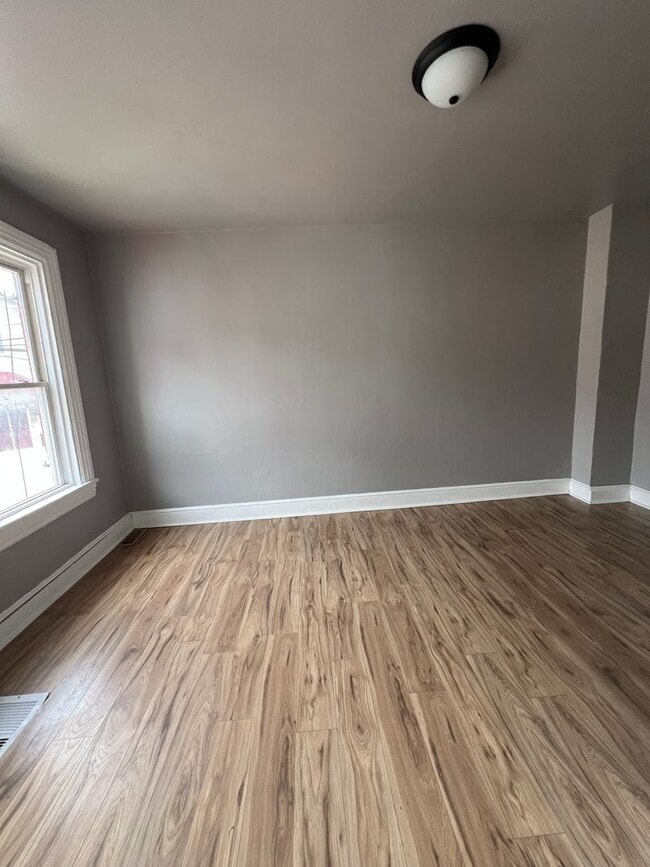 Building Photo - Single 3 BR House, close to downtown Lanca...