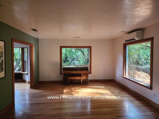 Foto del edificio - Beautiful home on 2 organically-landscape ...