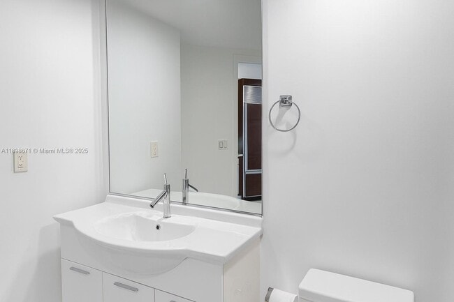 Building Photo - 475 Brickell Ave