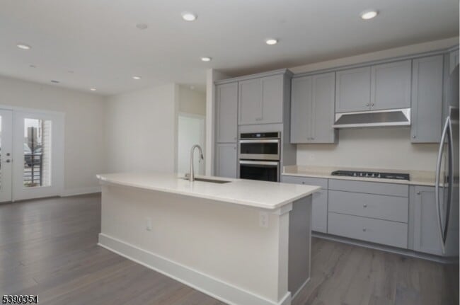 Foto del edificio - 2 Vanderbilt Blvd