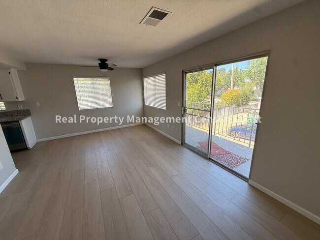 Foto del edificio - 7828 Santa Ysabel Ave