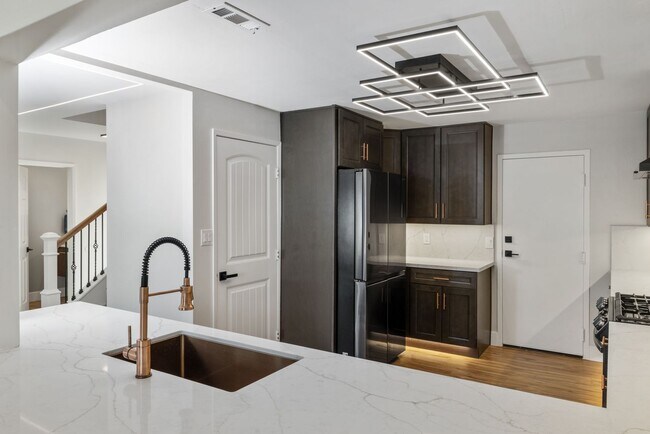 Foto del edificio - Bright spacious 3 bedroom 2 bath home in c...