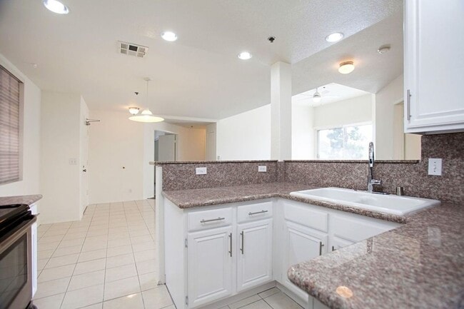 Building Photo - Gorgeous and Updated Top Floor Condo Home ...