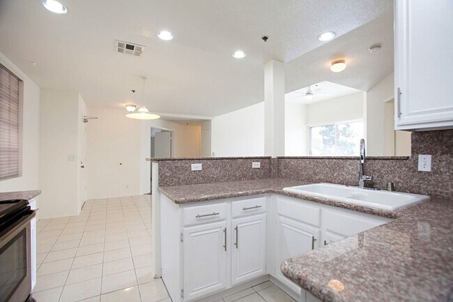 Foto del edificio - Gorgeous and Updated Top Floor Condo Home ...