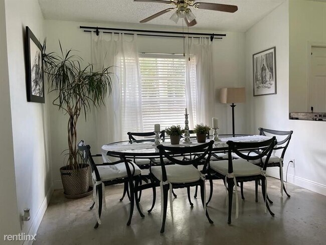 Foto del edificio - 3 br, 2 bath House - 6060 NW 44th Ave
