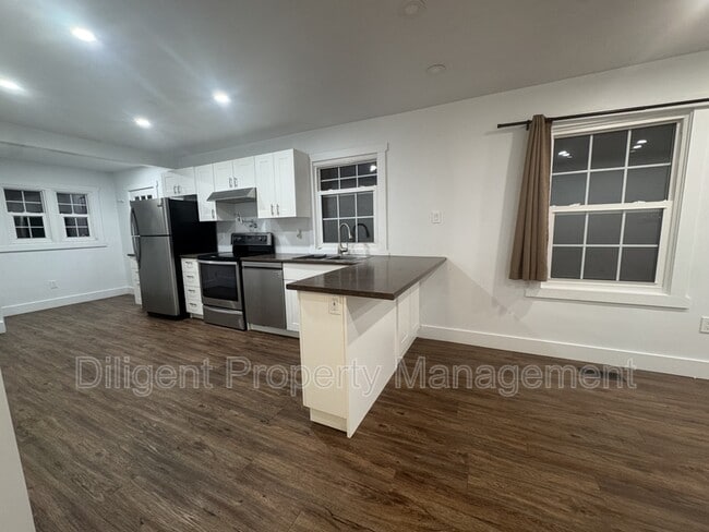 Building Photo - 736 Stormont St