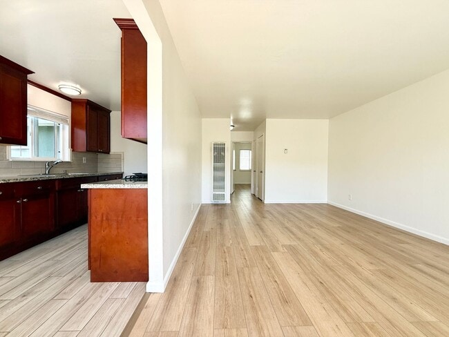 Foto del edificio - Refreshed 2 Bed/1-Bath Duplex Near Beach & Trails in Fairway Park