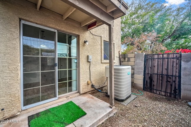 Building Photo - 2419 W Vista Ave