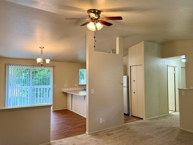 Foto del edificio - Silverdale - Chico Way neighborhood 3 bedroom duplex now available