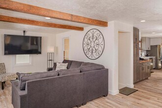 Building Photo - 322 Wolf River Dr