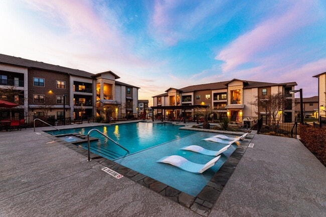 Building Photo - Loretto at Creekside