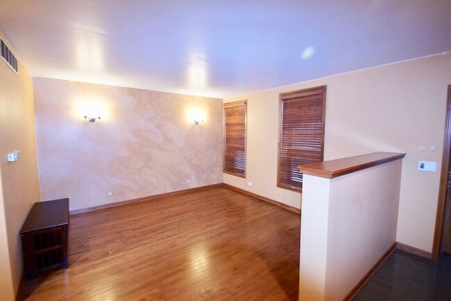 Building Photo - 926 W 34th Pl