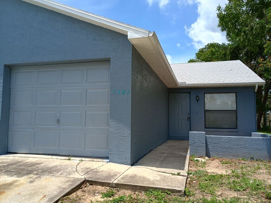 Primary Photo - 2 bedroom 1 bathroom 1 car garage Duplex