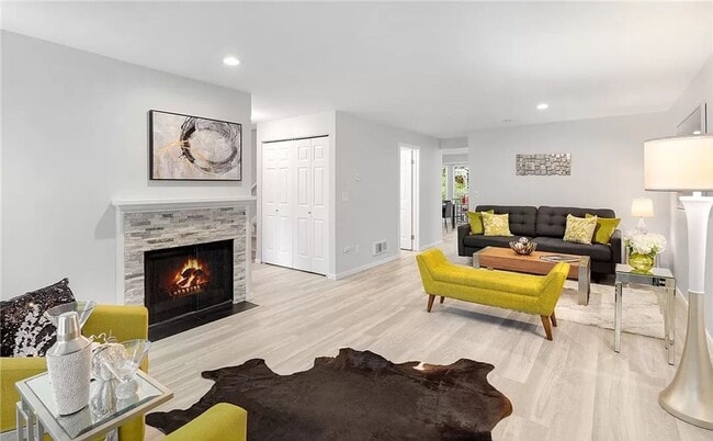 Building Photo - Stunning 3BR Townhome in Bellevue - Top Sc...