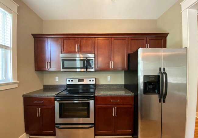Building Photo - 425 E Hillside Dr