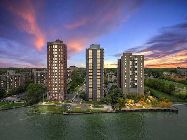 Foto del edificio - 8200 E Jefferson Ave