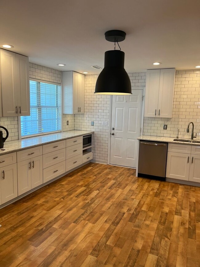 Building Photo - Remodeled home in Great Location