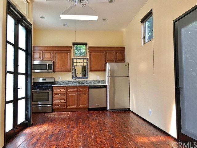 Foto del edificio - 322 S Grand Oaks Ave