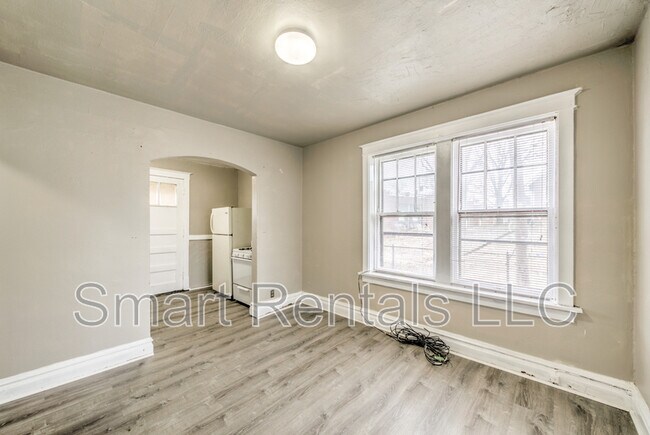 Foto del edificio - 4056 S Grand Blvd