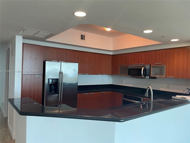 Foto del edificio - 15051 Royal Oaks Ln