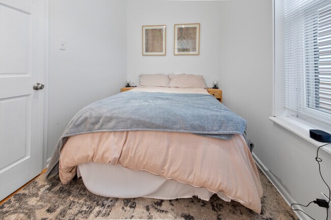 Foto del edificio - 2050 N Sheffield Ave