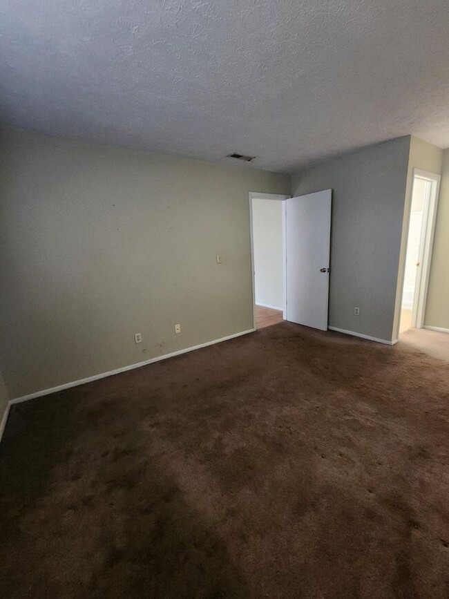 Building Photo - Two Bedroom Condo SECTION 8 WELCOME Near W...