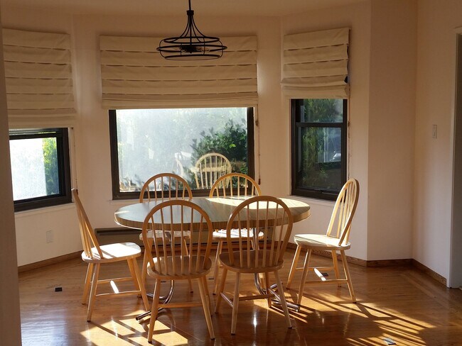 Comedor con ventanales - 650 Presidio Ave