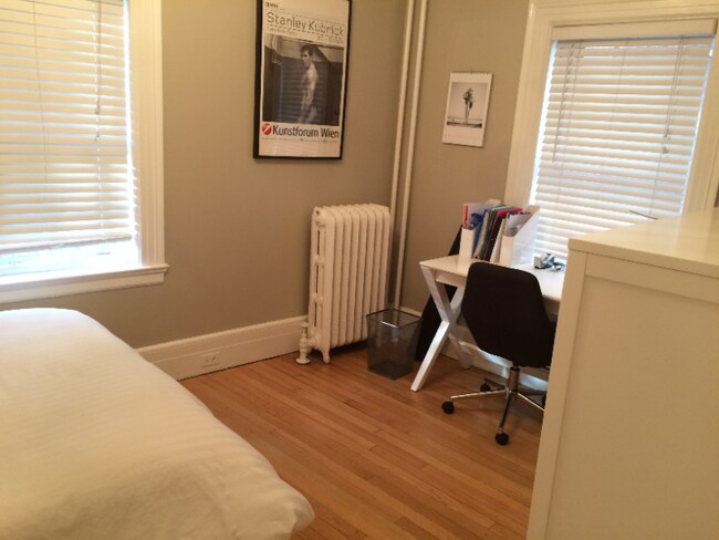 Building Photo - 16 River St