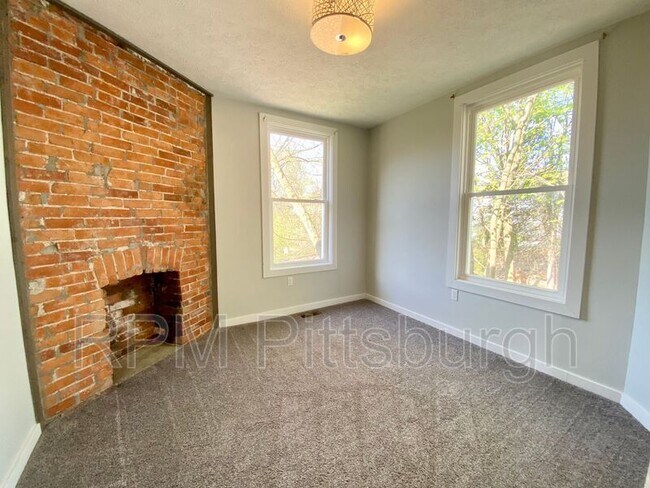 Building Photo - 413 N Graham St