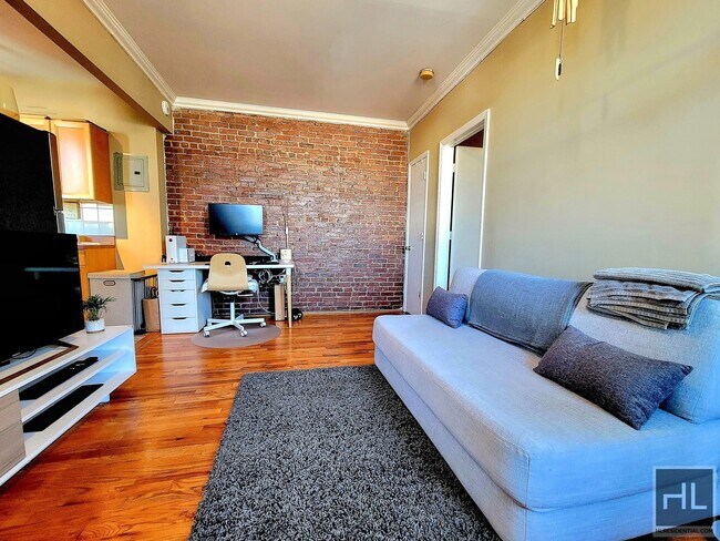 Foto del edificio - Large Living Space with Separate Kitchen 1...