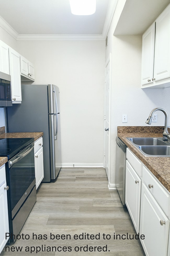 Building Photo - $500 rent credit December move-in special. Updated, clean 1x1 New floors, appliances, washer/dryer!