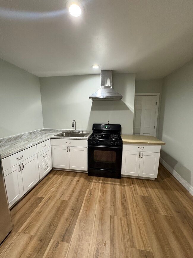 Kitchen - 23592 Flight St House