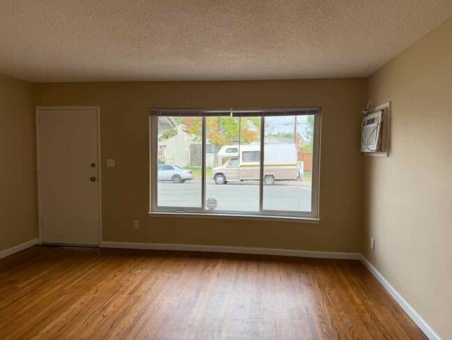 Foto del edificio - Updated 2 Bed/1 Bath 900 Sq.ft Duplex with...