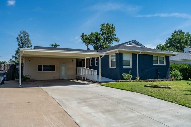 Building Photo - Prime Location! 4 bed/ 3 bath! Schedule a ...