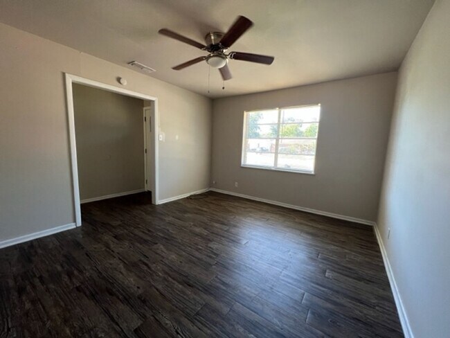 Foto del edificio - 2333 Marsalis Dr