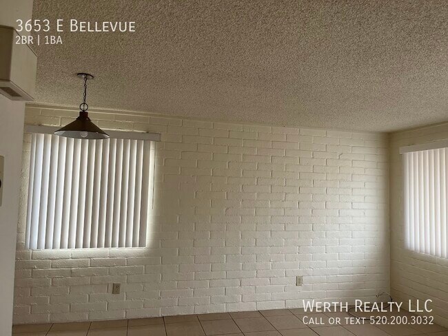 Building Photo - 2 bed/ 1 bath duplex with yard!