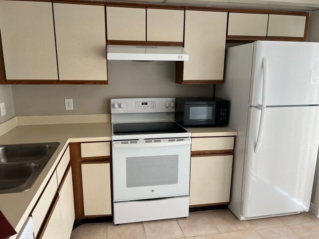 Building Photo - 2/2 Villa at Osceola Parkway! Available Now!