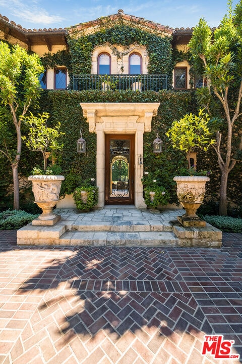 Building Photo - 1550 Amalfi Dr