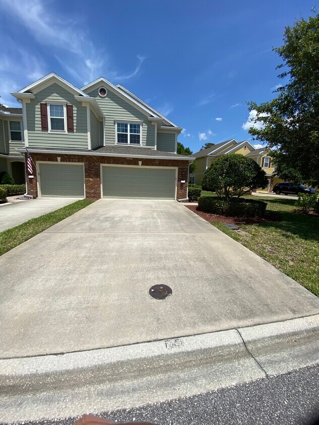 Foto principal - 6855 Roundleaf Dr