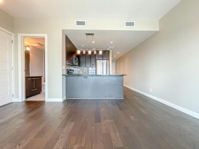 Photo du bâtiment - 1.0 bedroom in Calgary Alberta T2G 0X8