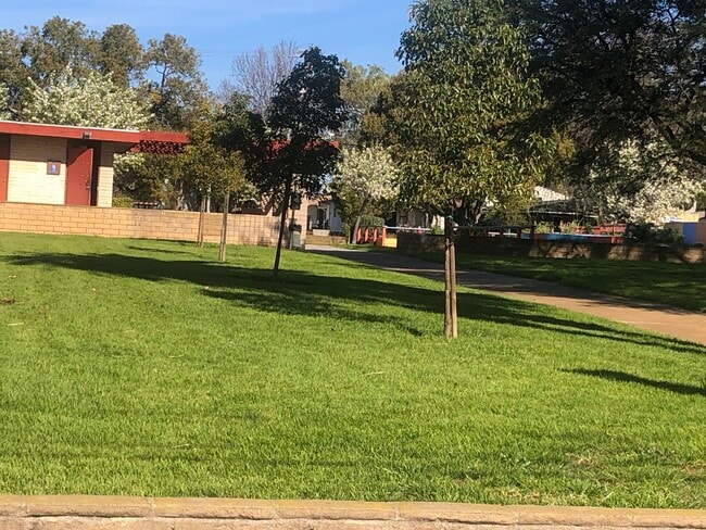 Parque - 643 Manchester Ter